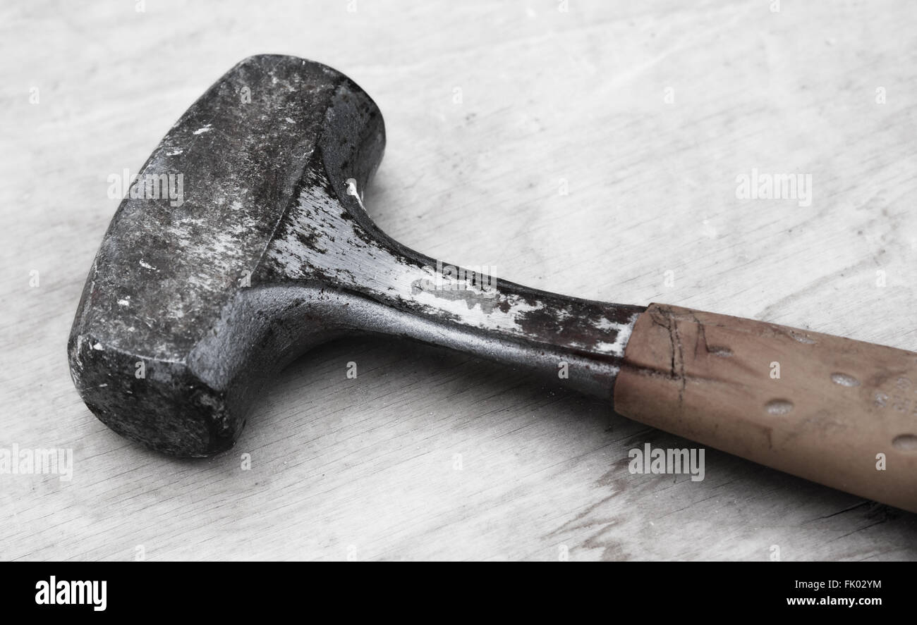 Eine alte Hammer, von einer TilePro Ebene Fliesen In Mörtel verwendet Stockfoto