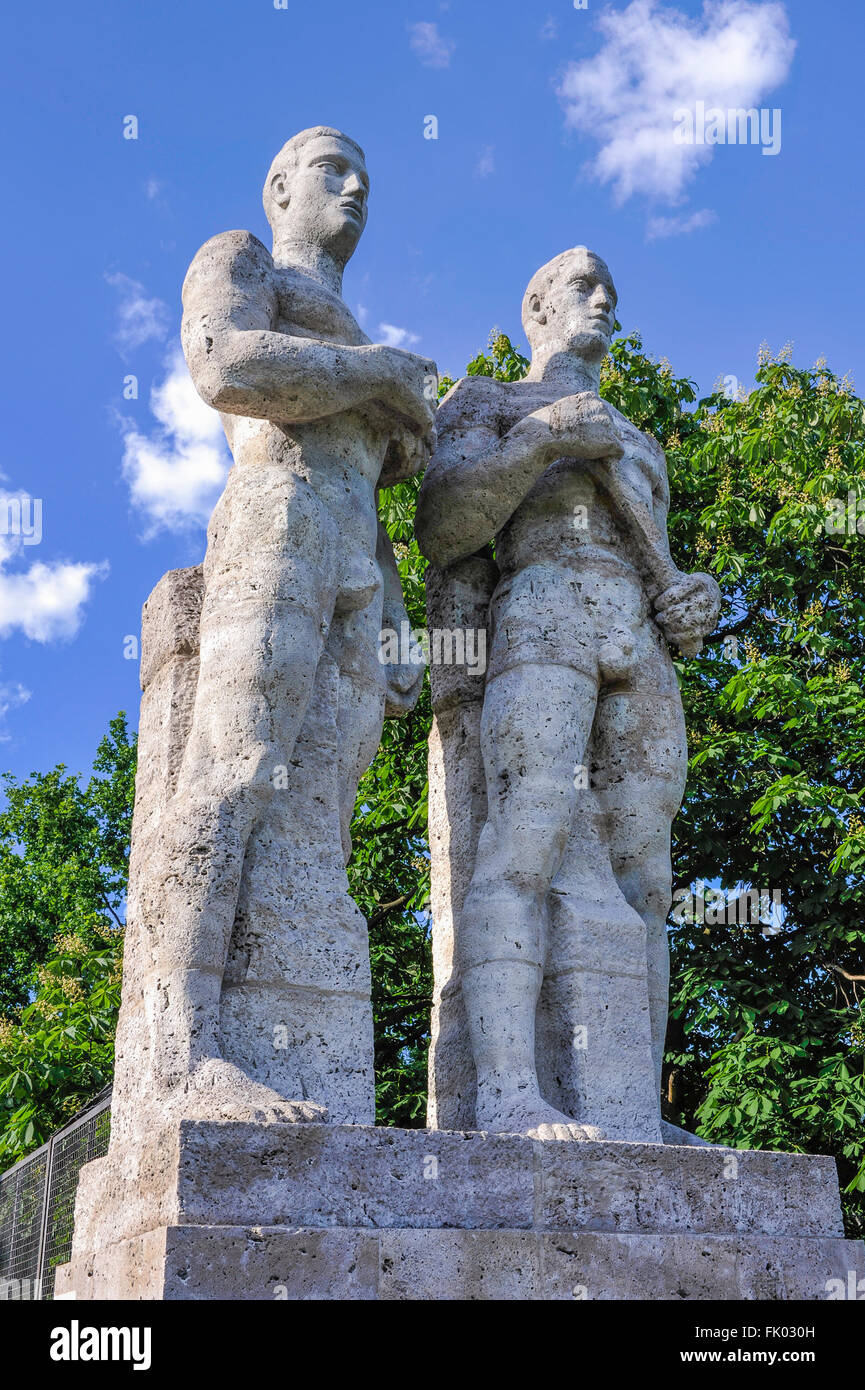 Monumentale Skulpturengruppe sterben Staffelläufer, 1937 von Karl Albiker im Auftrag der Nazis, Reichssportfeld Stockfoto