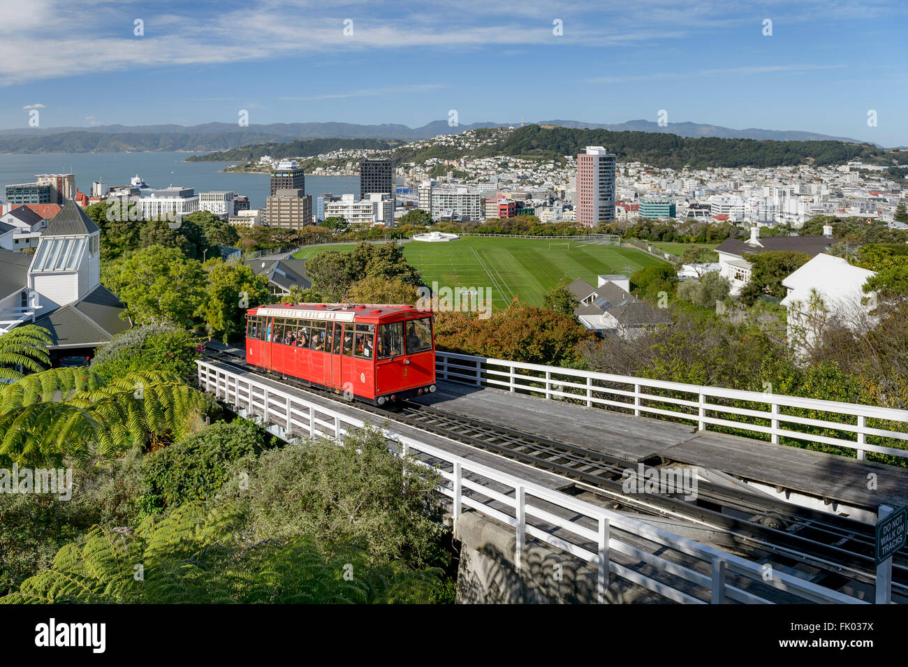 Wellington Cable Car auf Gleis, Standseilbahn, Hafen und dem Stadtzentrum entfernt hinter, Wellinton, Neuseeland Stockfoto