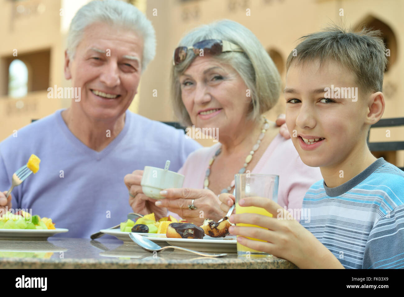 Großeltern mit Enkelkind Stockfoto