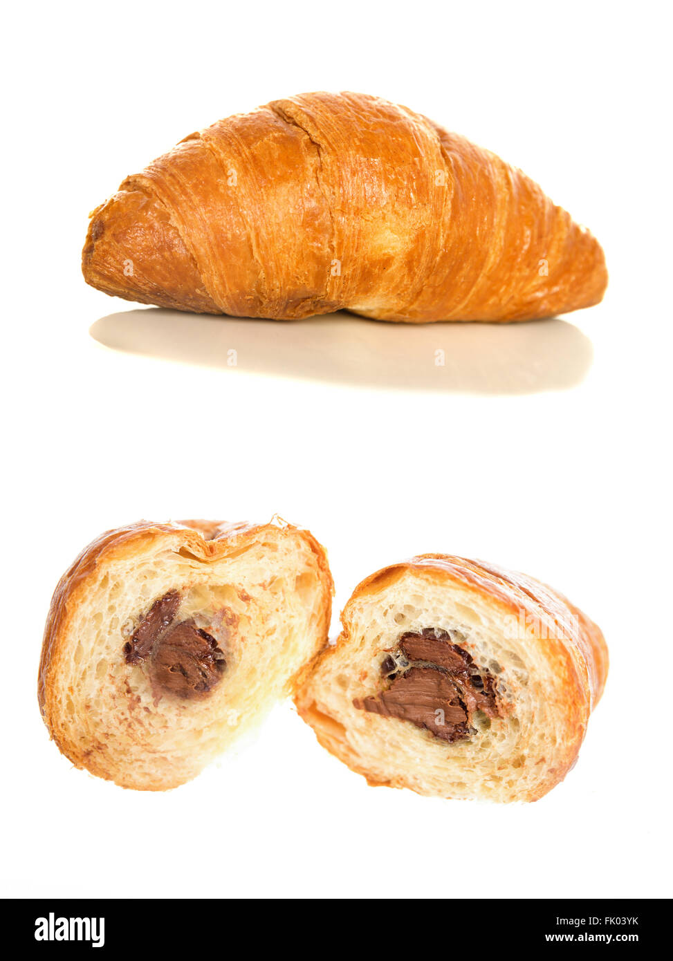 Eine frische und leckere Croissant mit Schokolade auf Platte isoliert auf weißem Hintergrund. Frühstück-Konzept, einfache und schnelle Junk-Food. Stockfoto