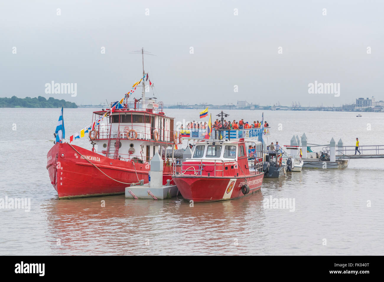 GUAYAQUIL, ECUADOR - Oktober - 2015 - Gruppe von touristischen Boote in See stechen, des Guayas Flusses in der Stadt warten Stockfoto
