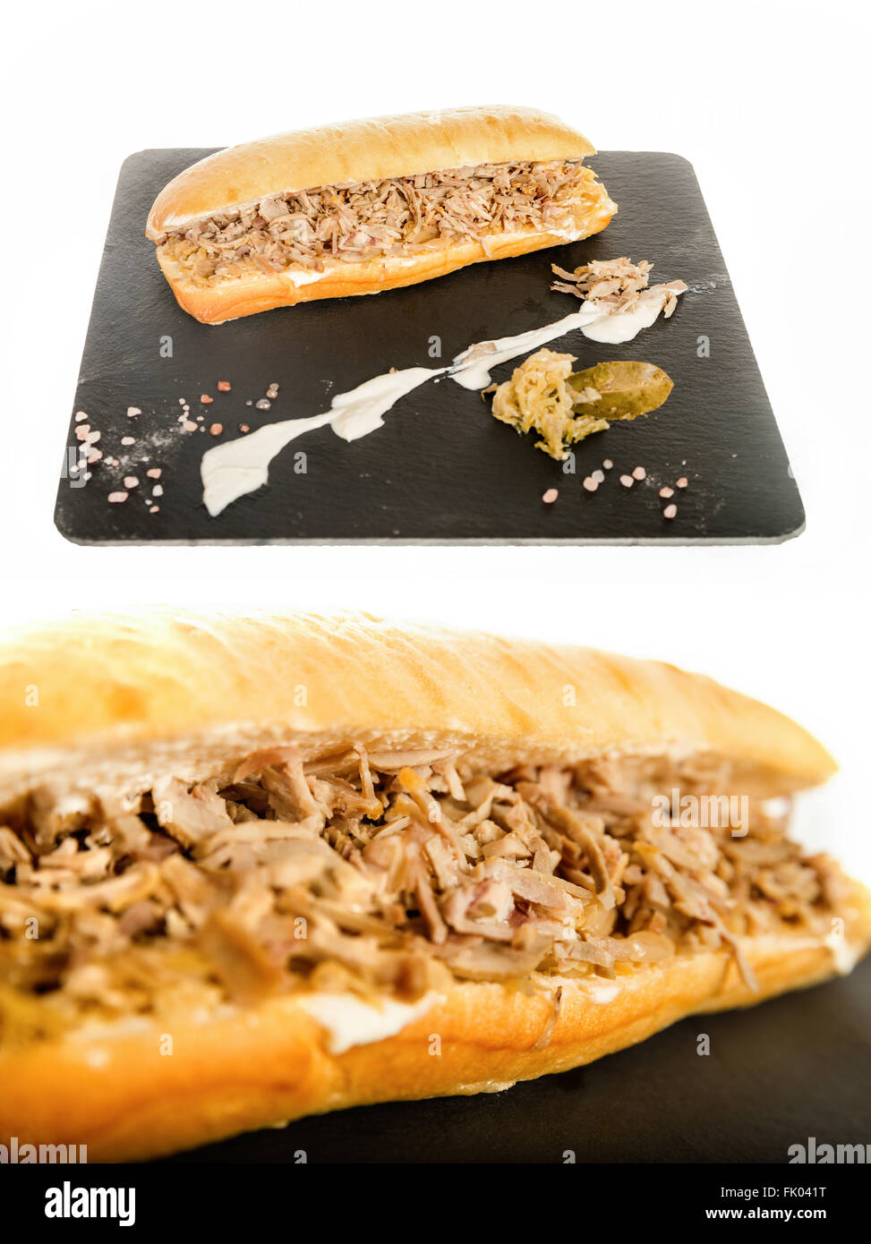 Sandwich mit Fleisch Schnitzel Schwein auf Granit hacken Board Platte mit Sauerkraut Krautsalat auf weißem Hintergrund. Sandvich mit Stockfoto
