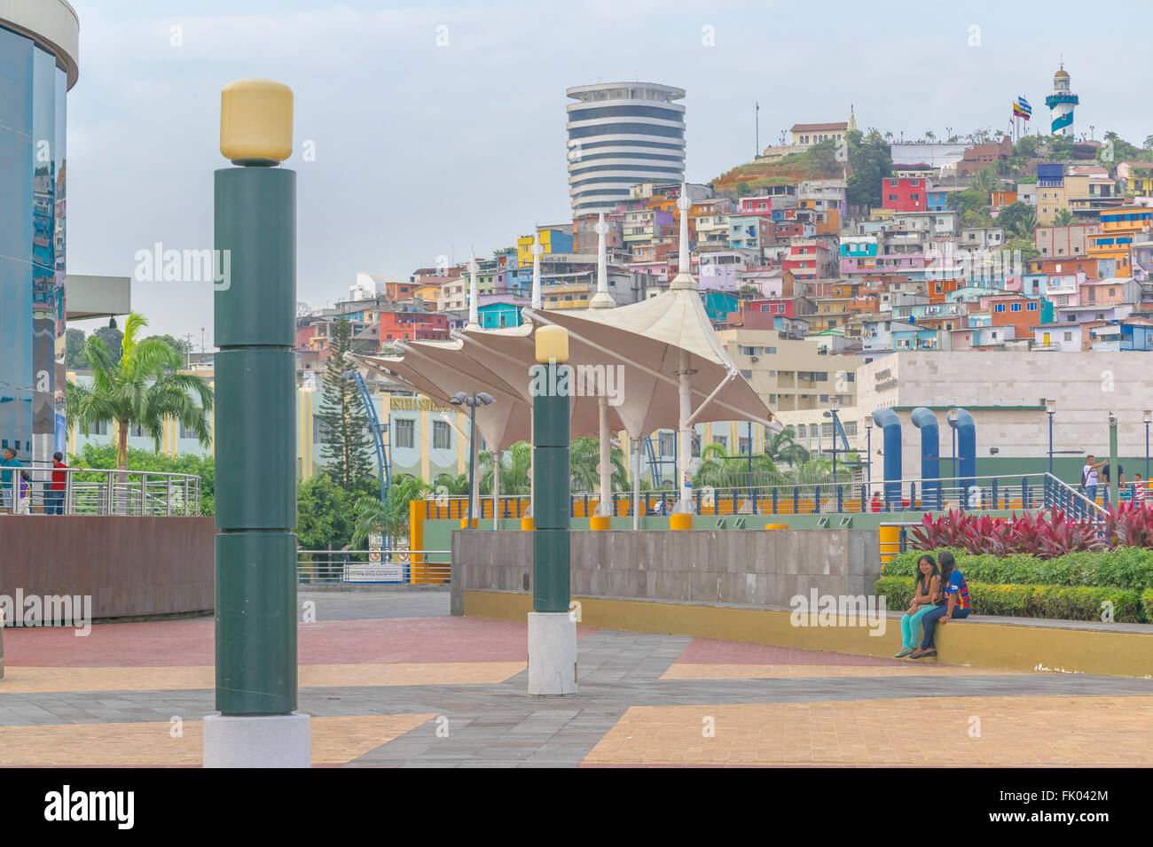 GUAYAQUIL, ECUADOR - Oktober - 2015 - städtisches Motiv auf der berühmten Malecon 2000 befindet sich am Flussufer des Guayas Flusses in der Stadt-OL Stockfoto