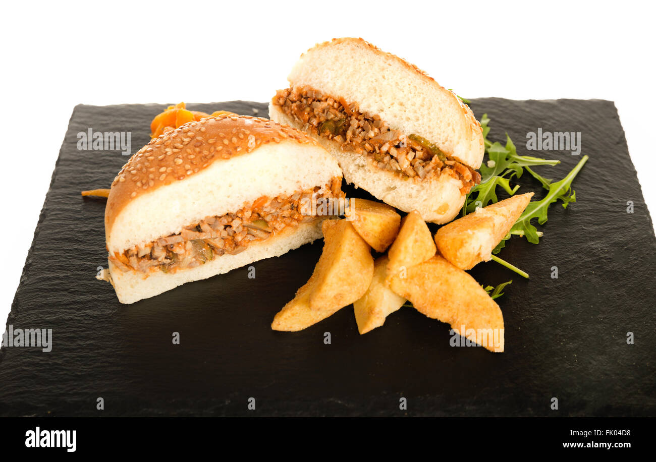 Sloppy Joe Hackfleisch Sandwich mit Pommes Frites und grünem Salat. Leckere gesunde Burger Brot mit Kartoffeln und Hackfleisch / Faschiertes über W Stockfoto