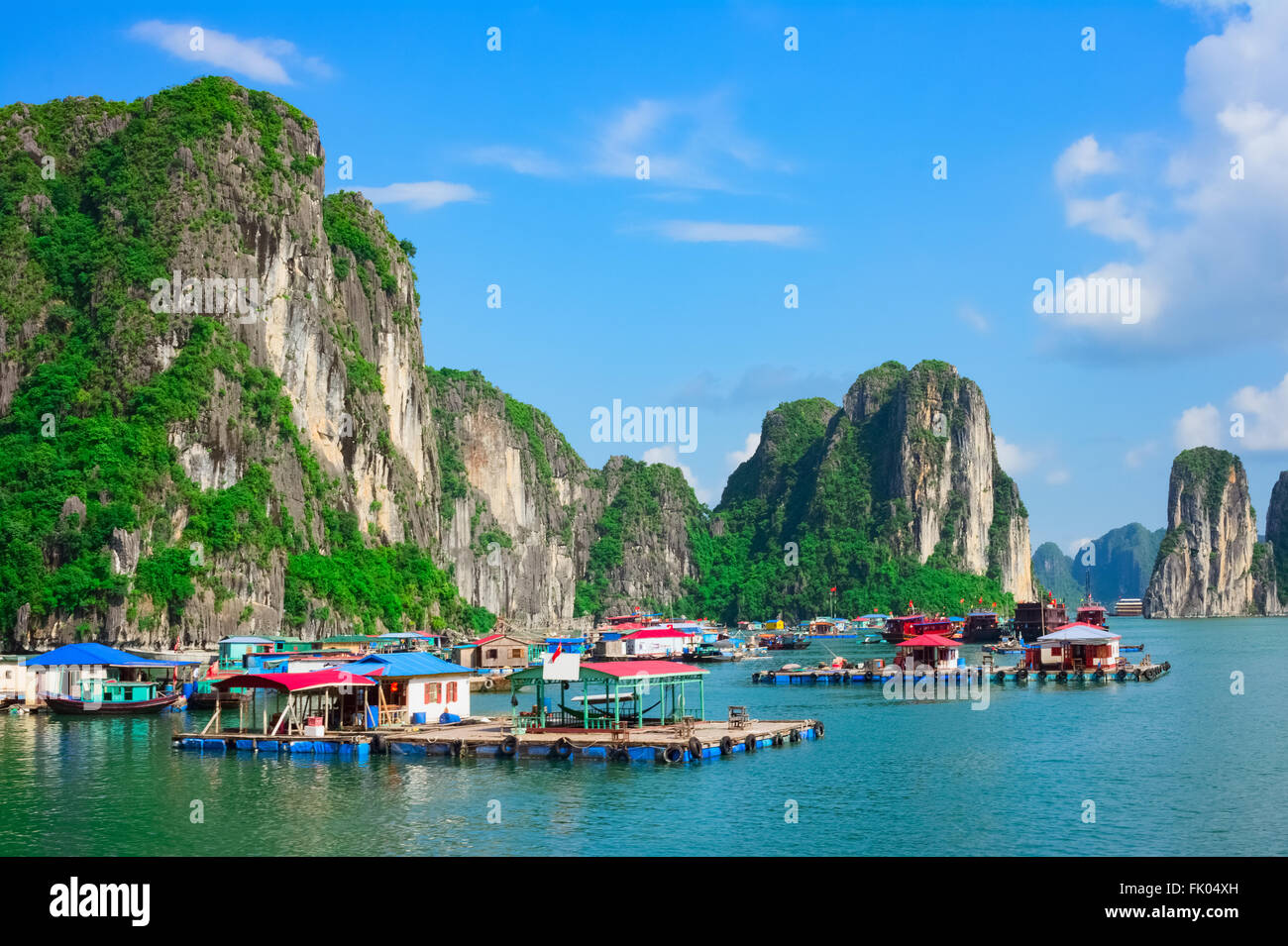 Schwimmende Dorf in der Nähe von Felsinseln in Halong Bucht, Vietnam, Südostasien Stockfoto
