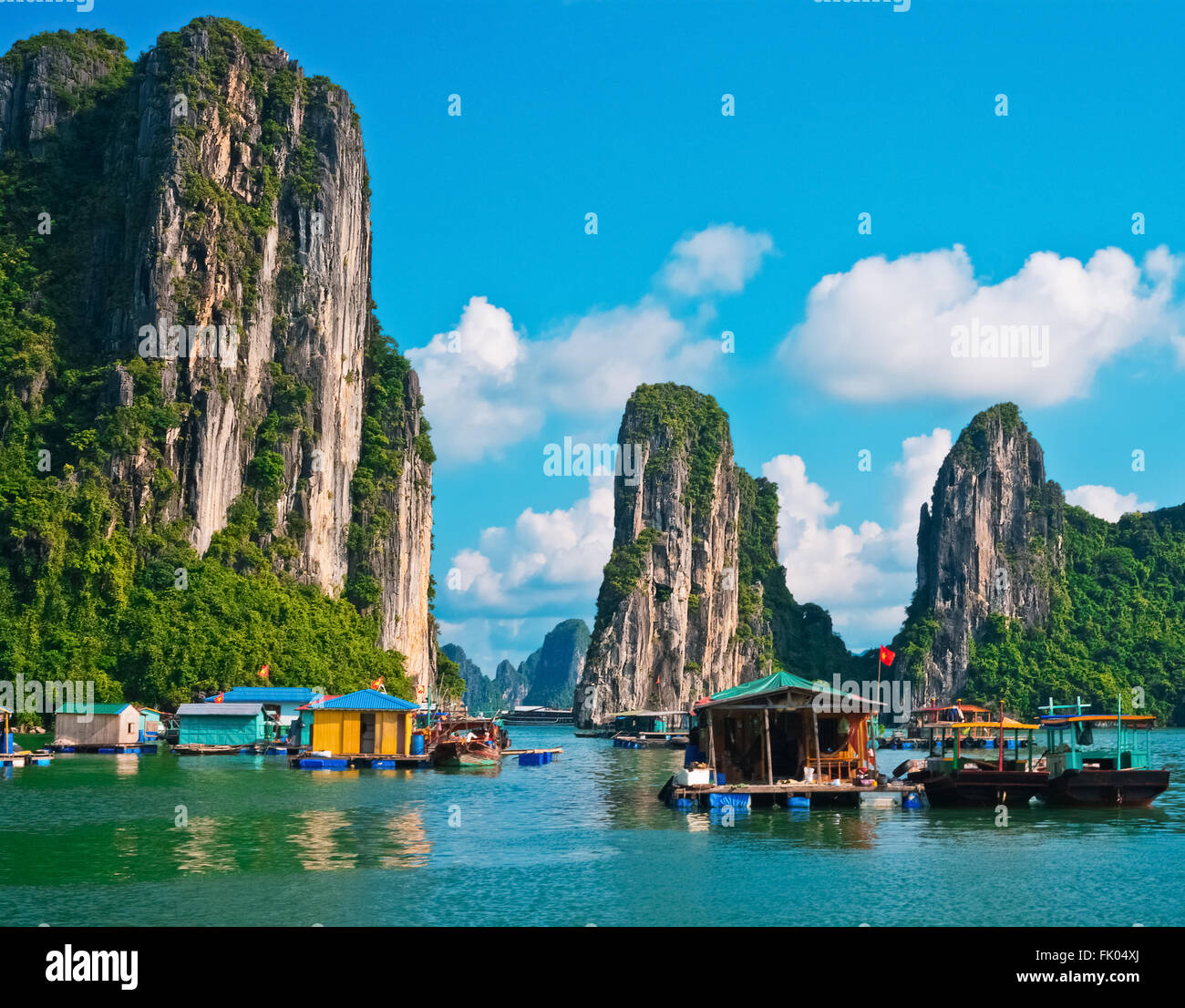 Schwimmende Dorf und Rock Inseln in der Halong Bucht, Vietnam, Südostasien Stockfoto