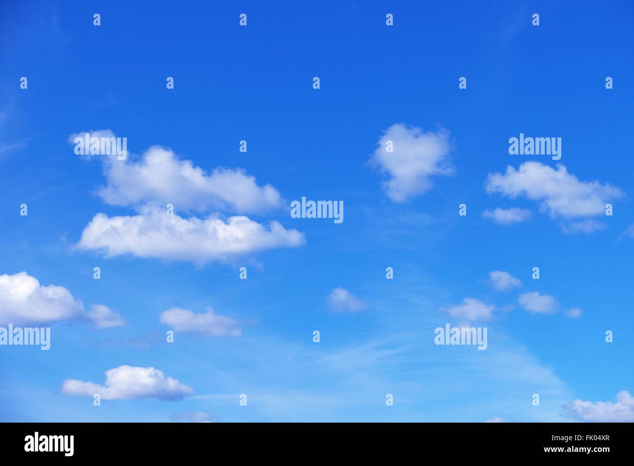 Schöne weiße Wolken am blauen Himmelshintergrund Stockfoto