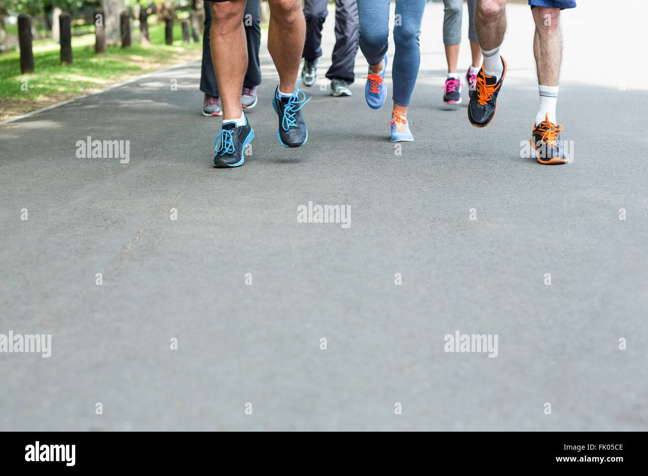 Blick auf Marathon Athleten Füße laufen beschnitten Stockfoto