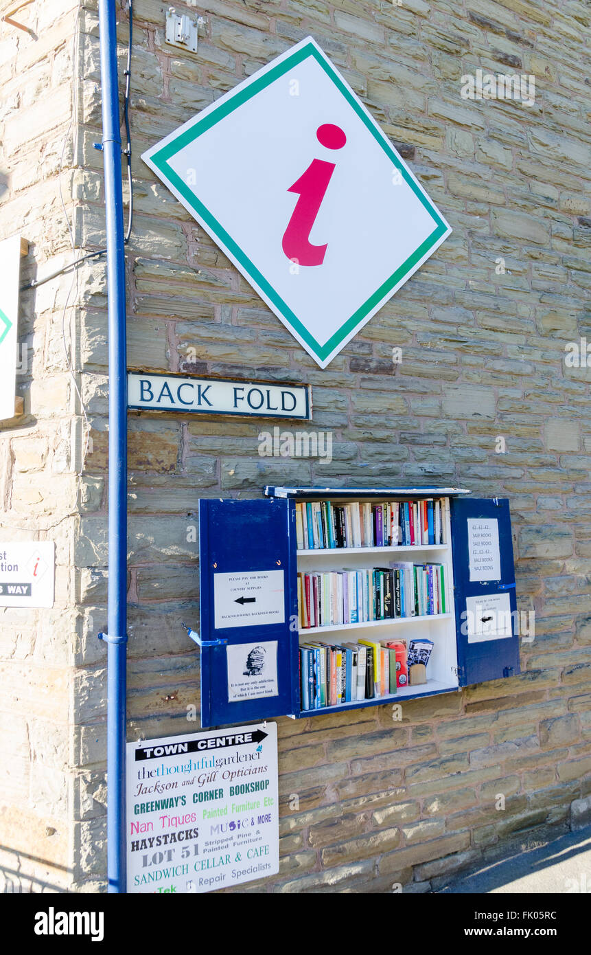 Große touristische Informationen anmelden Wand über Bücherregal in Hay-on-Wye Stockfoto