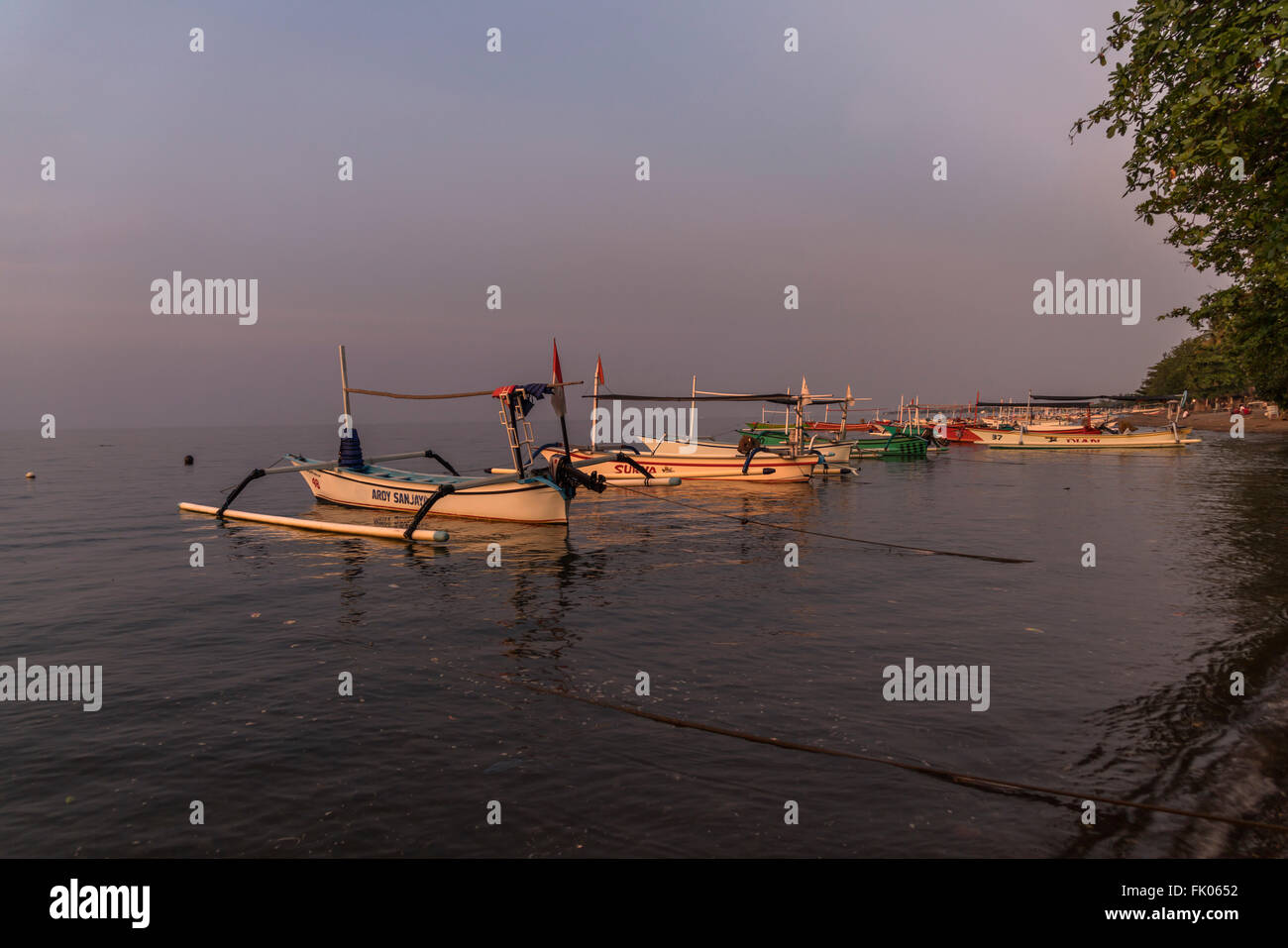 Ausleger-Kanus am Lovina Beach, Lovina, Bali, Indonesien Stockfoto