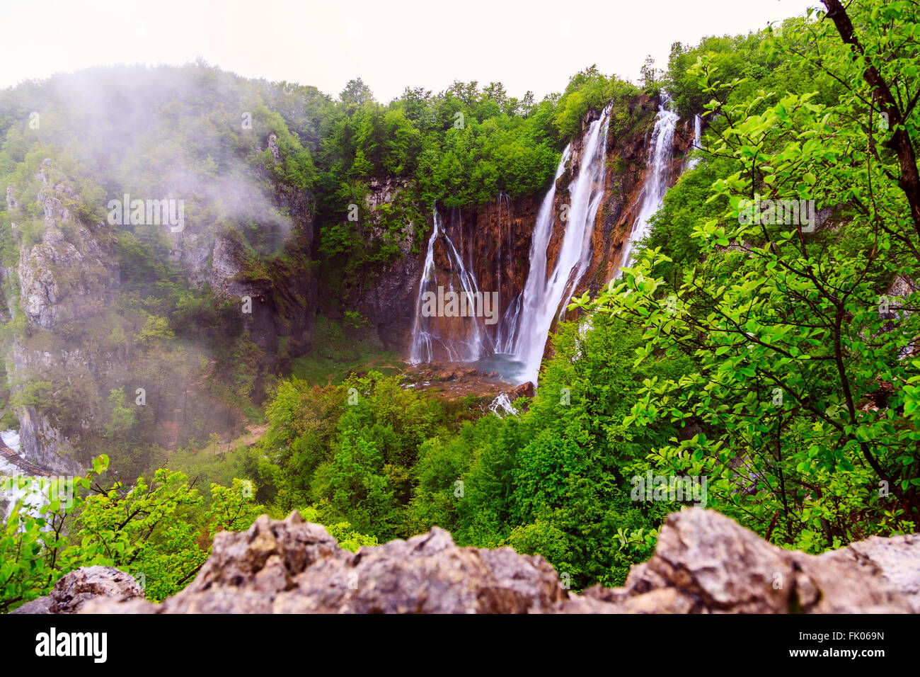 Regentag im Nationalpark Plitvicer-Kroatien Stockfoto