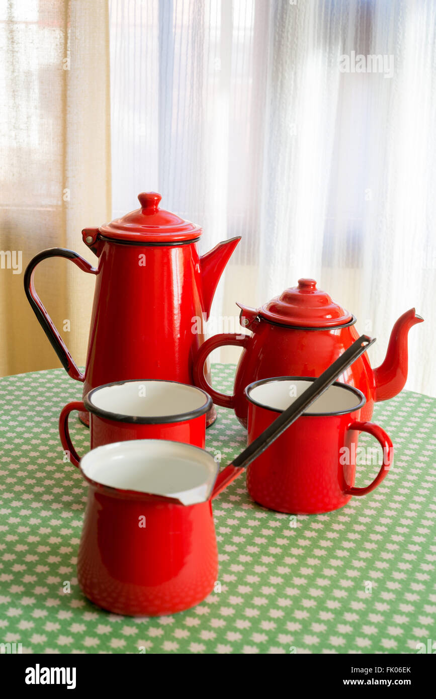 Tee, Milch und rot emailliert Tassen Stockfoto