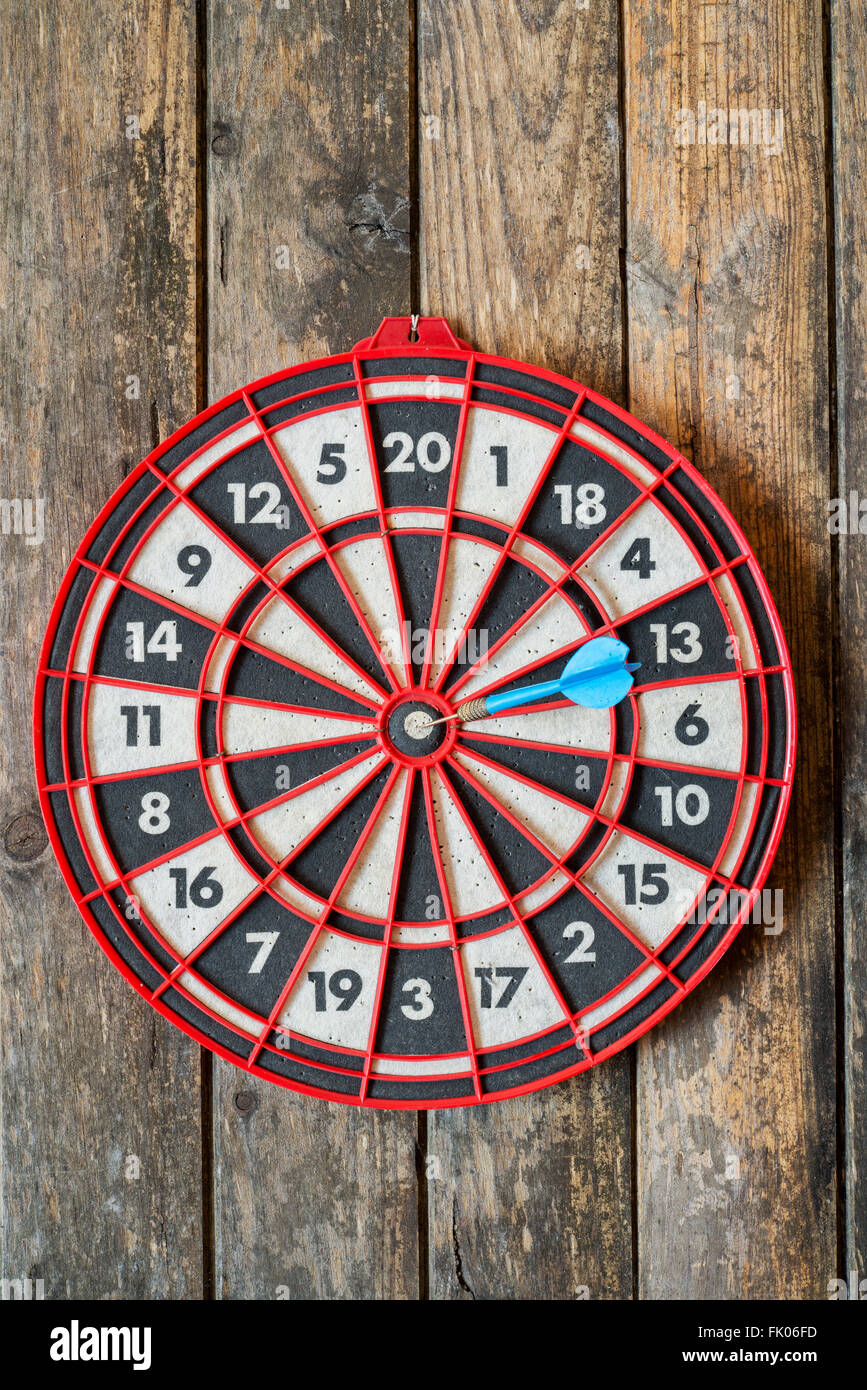 Dart im Bullauge Stockfoto