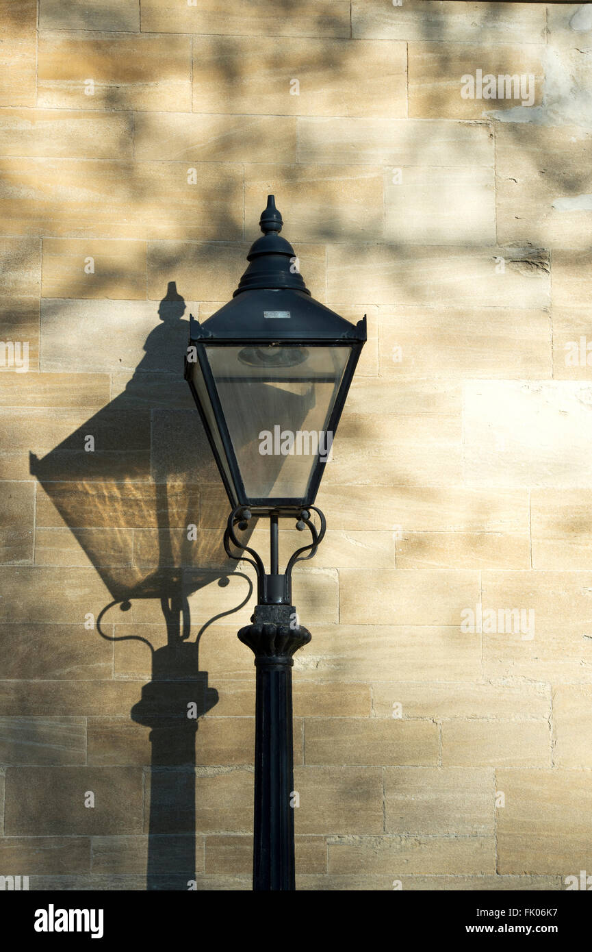 Oxford Laternenpfahl und Schatten im Sonnenlicht, Oxford, England Stockfoto