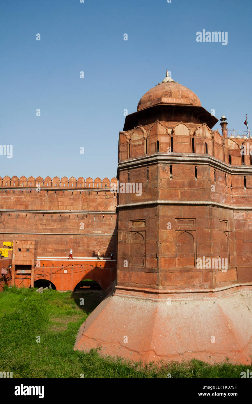 Roten Fort, Delhi, Indien. Ansicht des Roten Forts Turm gegen blauen Himmel. Stockfoto