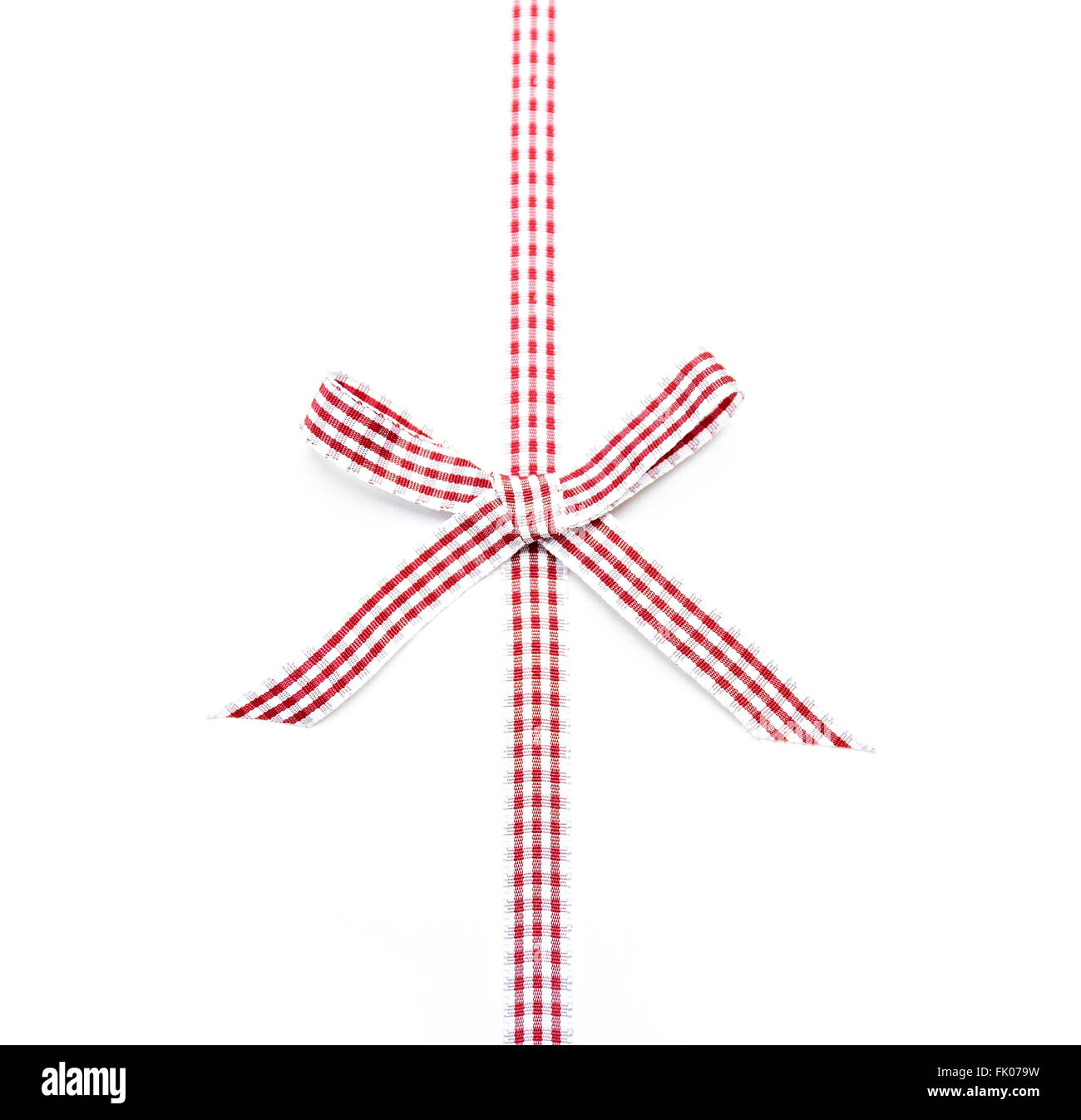 roten aufgegebenes Band und Bogen isoliert auf weißem Hintergrund Stockfoto