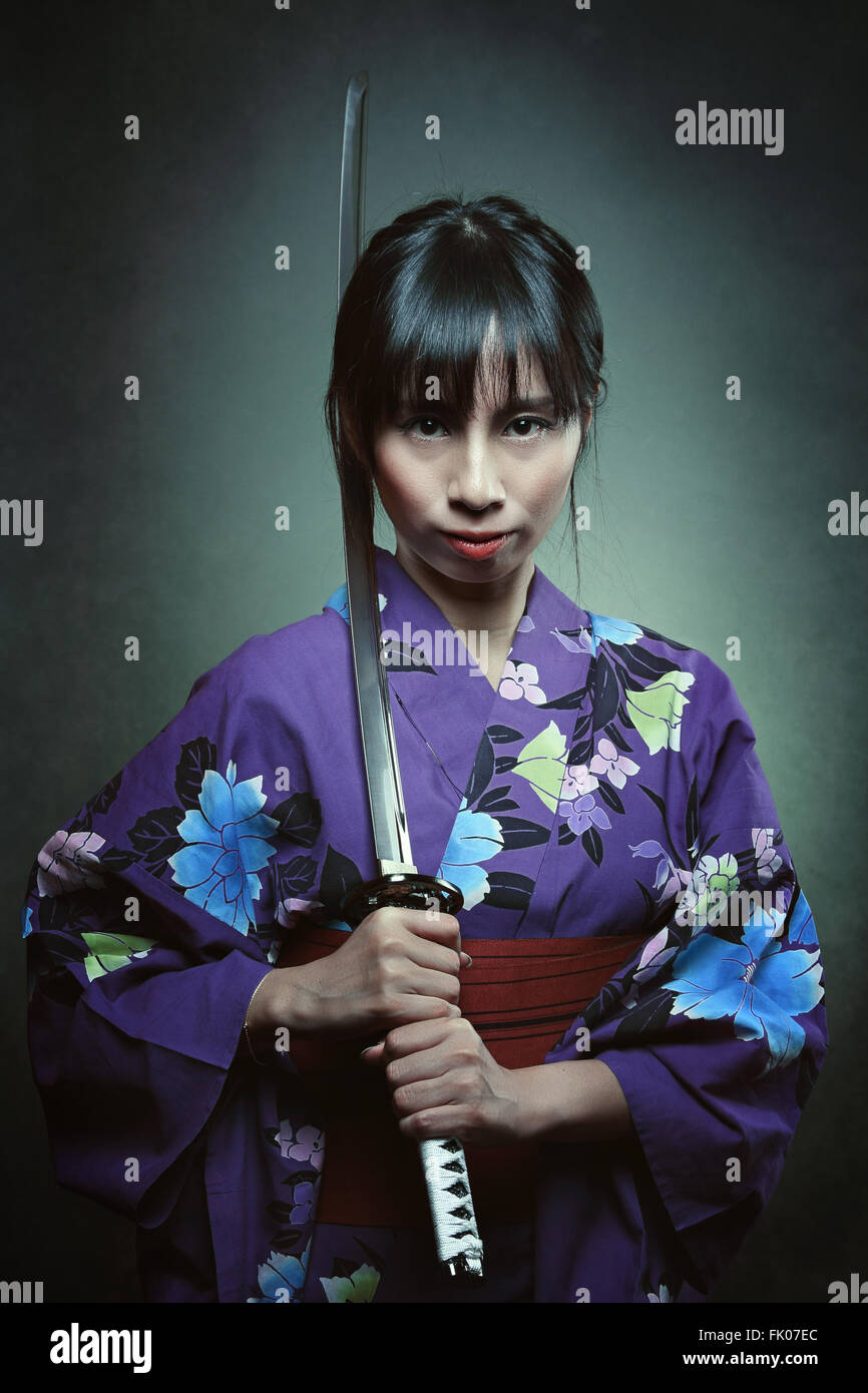 Porträt einer Frau Samurai. Dunkle Studioaufnahme Stockfoto