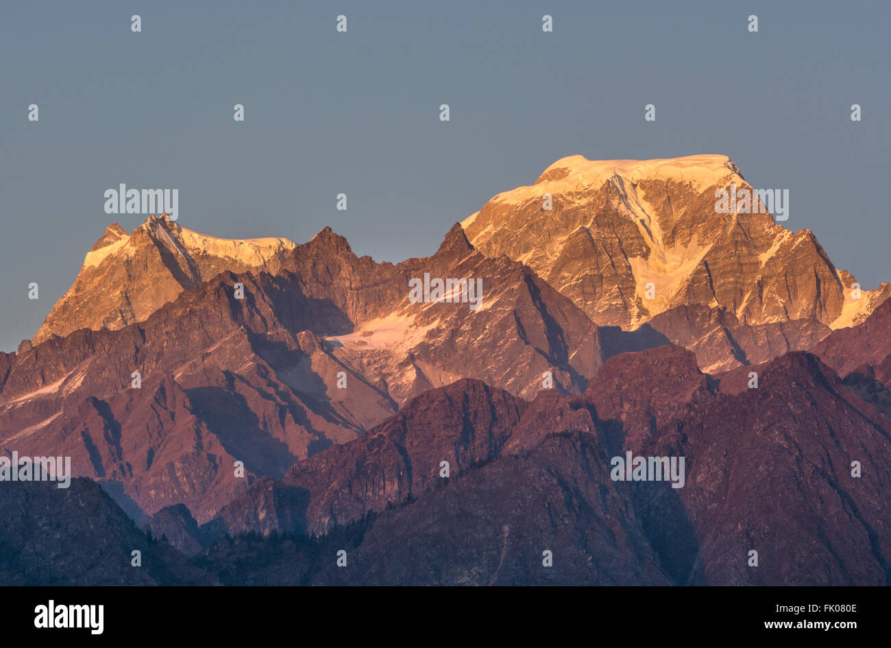 Sonnenuntergang-Szene über Hathi und Ghori Parvat, In Garhwal-Himalaya Uttrakhand, Indien Stockfoto