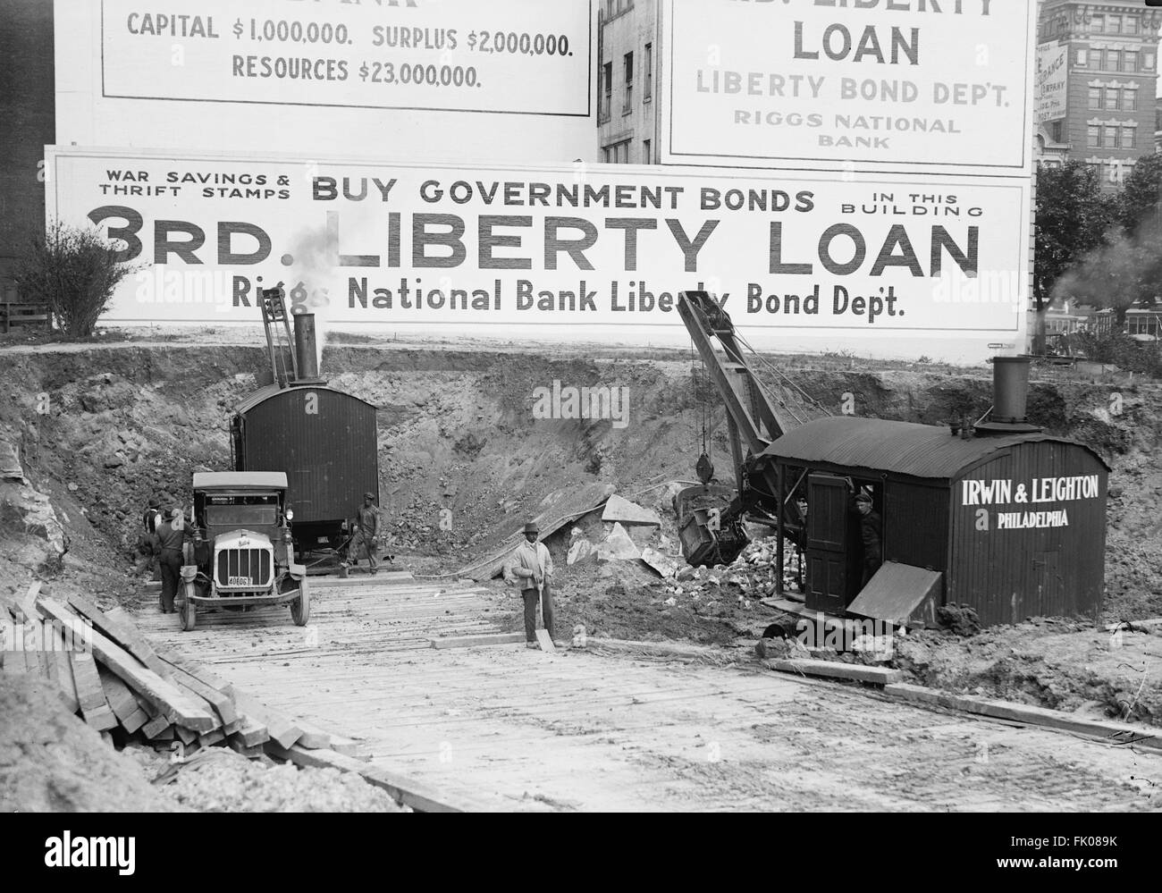 Innenstadt von Bau mit großen Plakaten im Hintergrund, kaufen Staatsanleihen, Washington DC, USA, ca. 1916 Stockfoto
