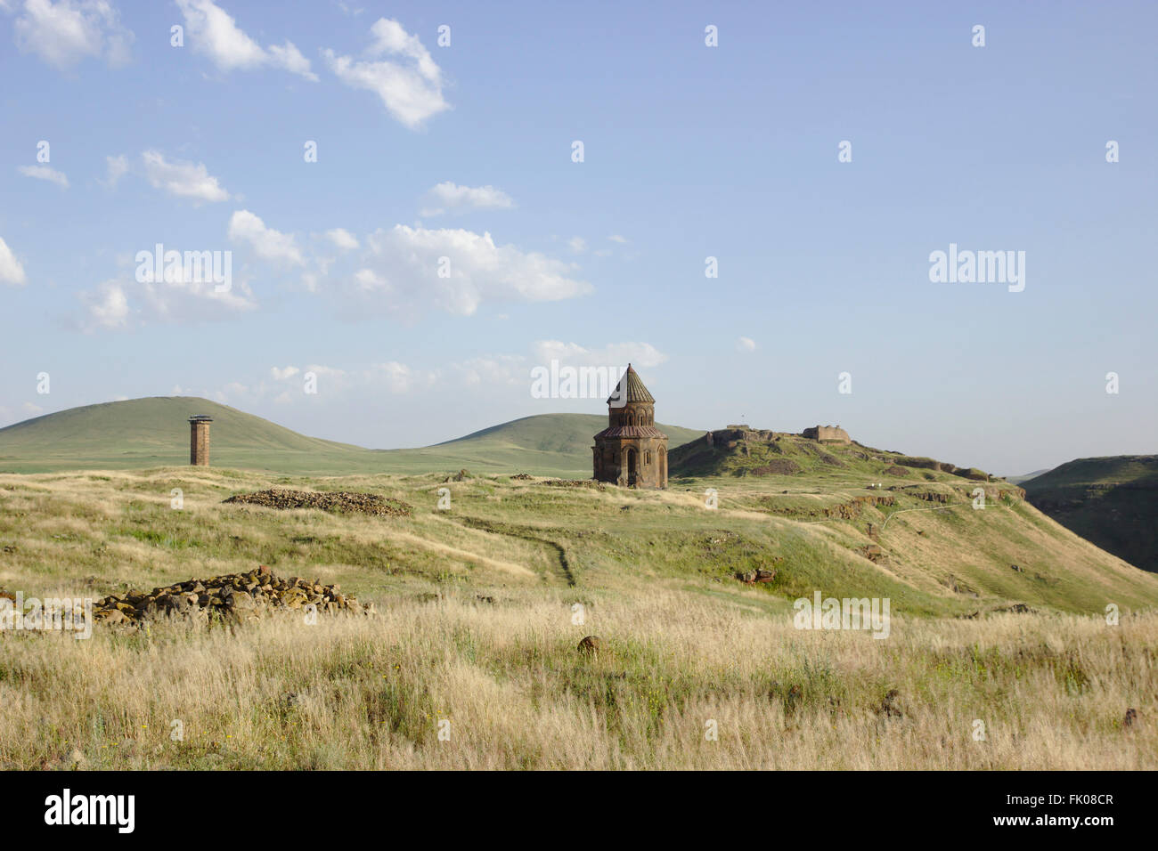 Ani, Kirche Saint Gregory des Abughamrents, Hintergrund mit Zitadelle und Minarett der Moschee Manuchihr, Ost-Anatolien, Türkei Stockfoto