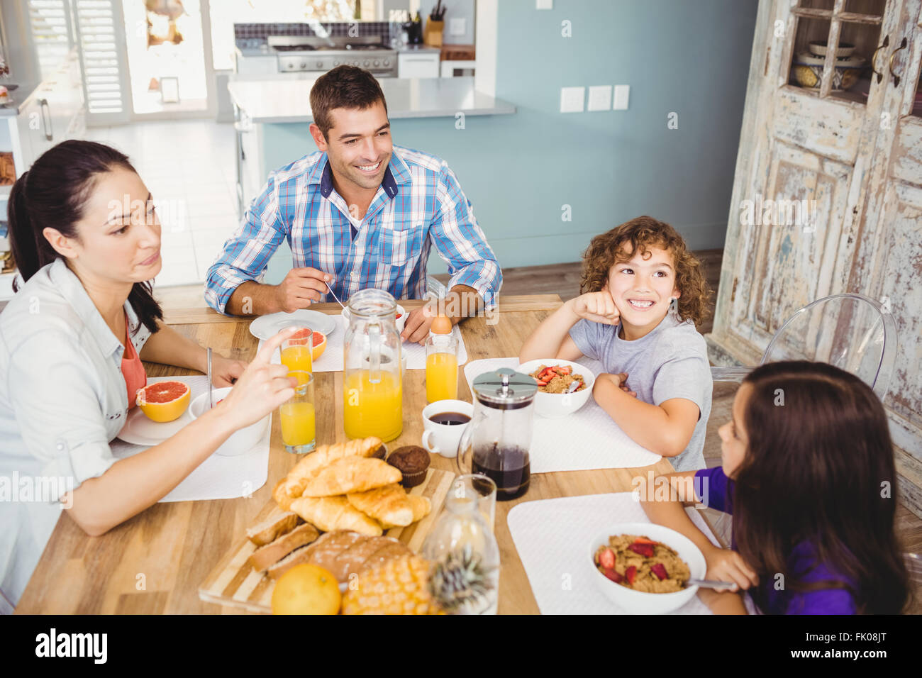 Glückliche Familie Frühstück am Tisch im Haus Stockfoto
