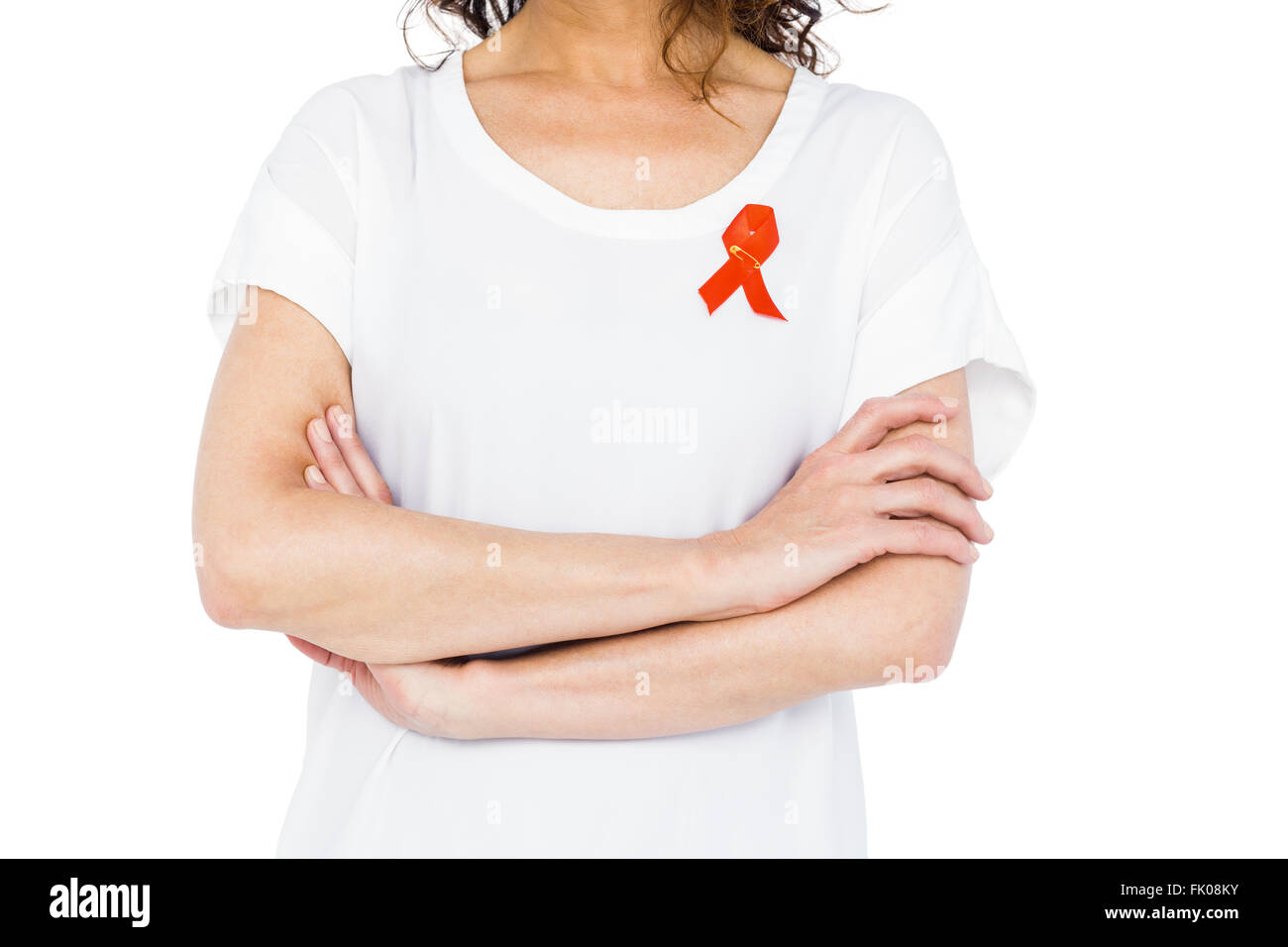 Frau mit roten aids Awareness Ribbon Kreuzung Arme Stockfoto