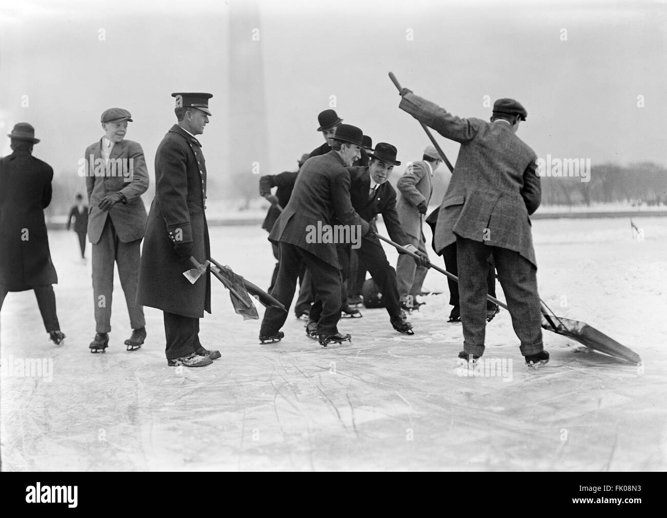 Ice Skating Party mit Washington Monument im Hintergrund, Washington DC, USA, ca. 1912 Stockfoto