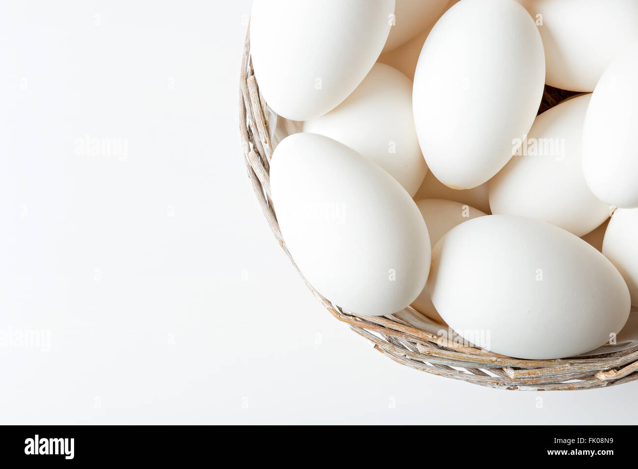 Gruppe von Eiern im Weidenkorb Stockfoto