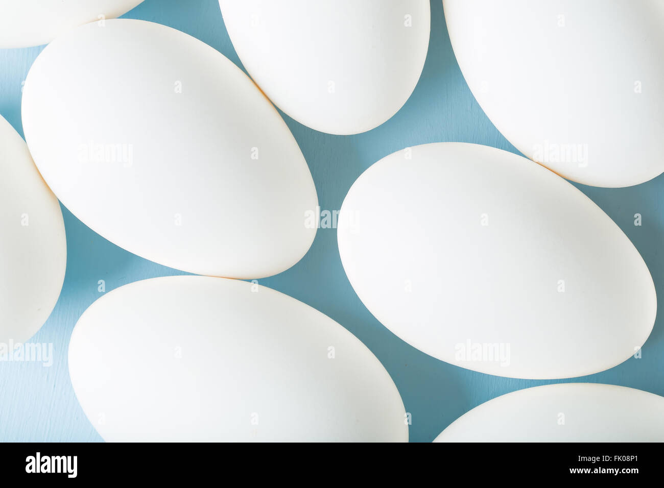 Gruppe von weißen Eiern auf blauem Hintergrund Stockfoto