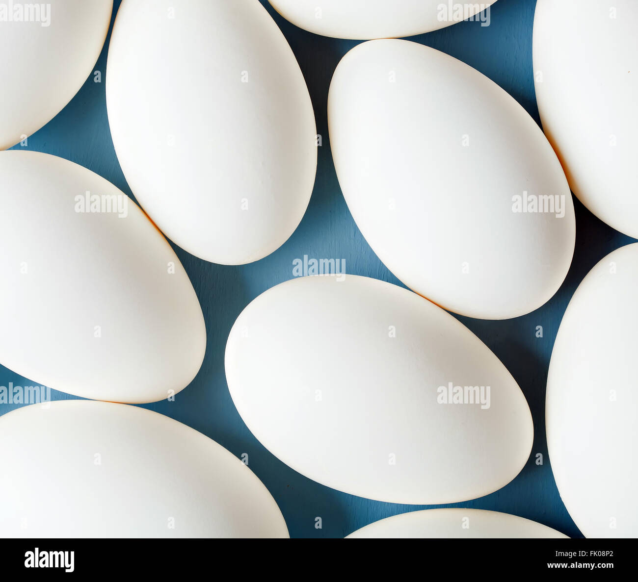 Gruppe von weißen Eiern auf blauem Hintergrund Stockfoto