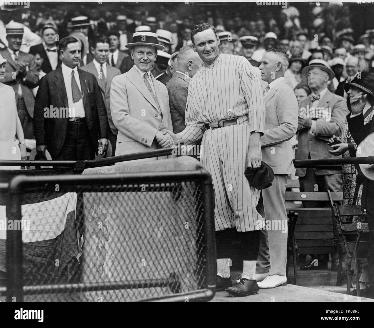 US-Präsident Calvin Coolidge Händeschütteln mit Washington Senators Pitcher, Walter Johnson, Griffith Stadium, Washington DC, Stockfoto