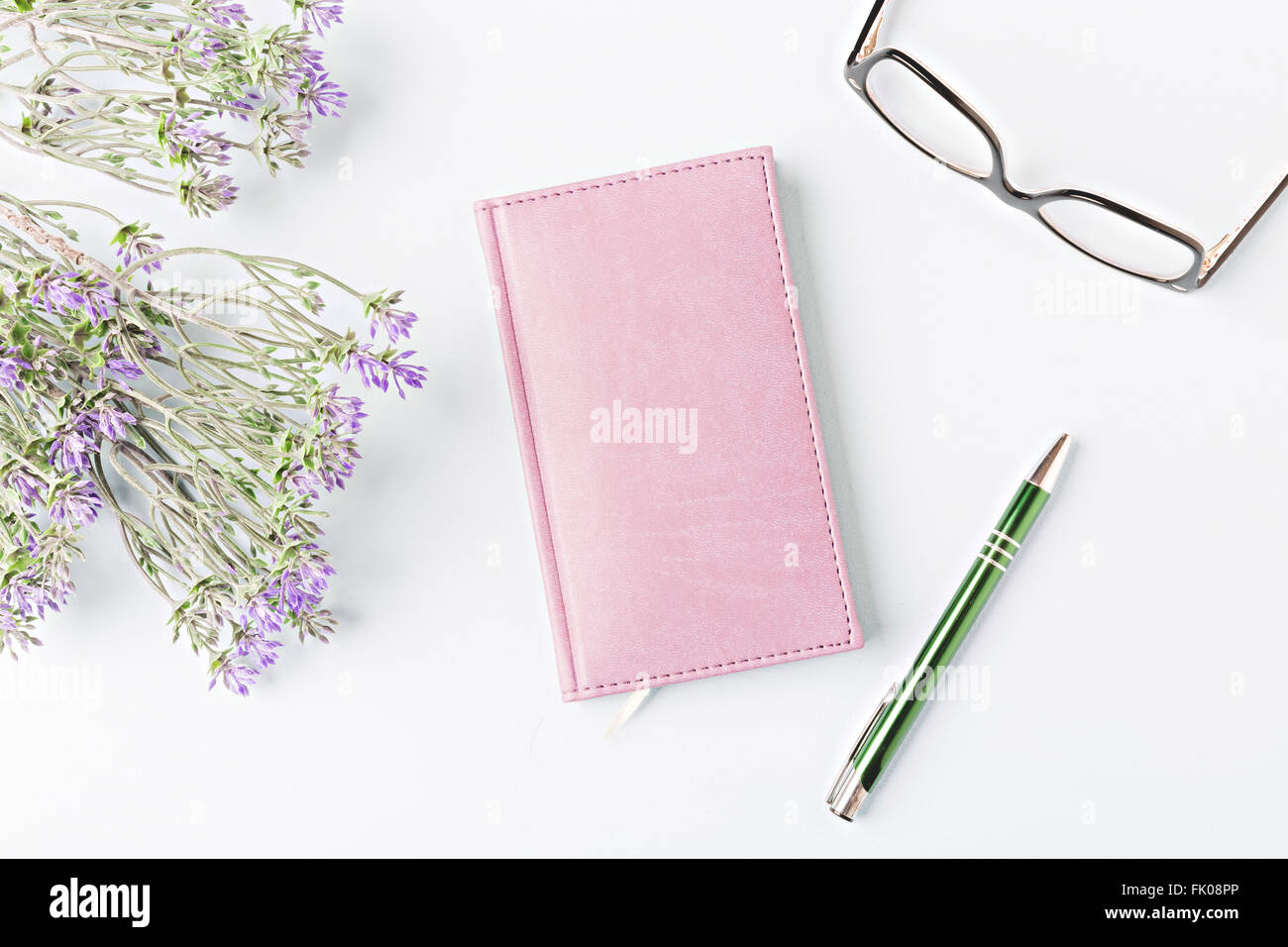 geschlossenen Notizbuch mit Stift auf blauer Tisch, flach zu legen Stockfoto