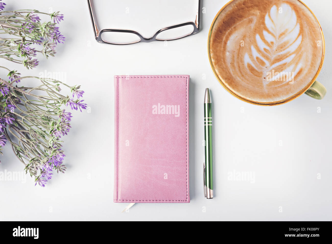 geschlossenen Notizbuch mit Stift und Kaffee, flach zu legen Stockfoto