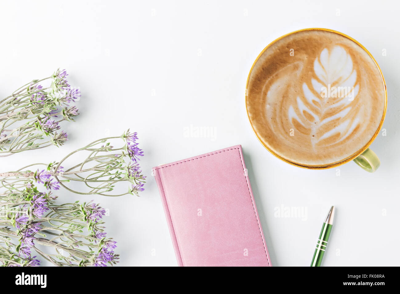 geschlossenen Notizbuch mit Stift und Kaffee, flach zu legen Stockfoto