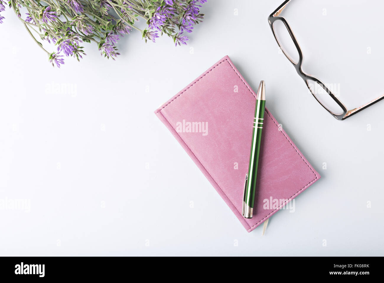 geschlossenen Notizbuch mit Stift auf blauer Tisch, flach zu legen Stockfoto