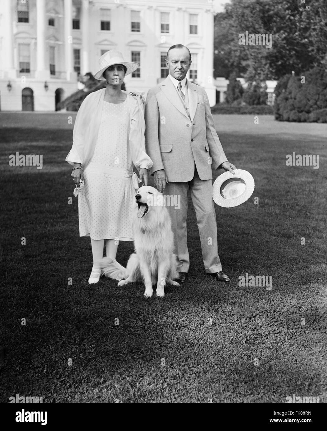 US-Präsident Coolidge und Mrs Coolidge mit Hund draußen White House, Washington DC, USA, ca. 1927.jpg Stockfoto