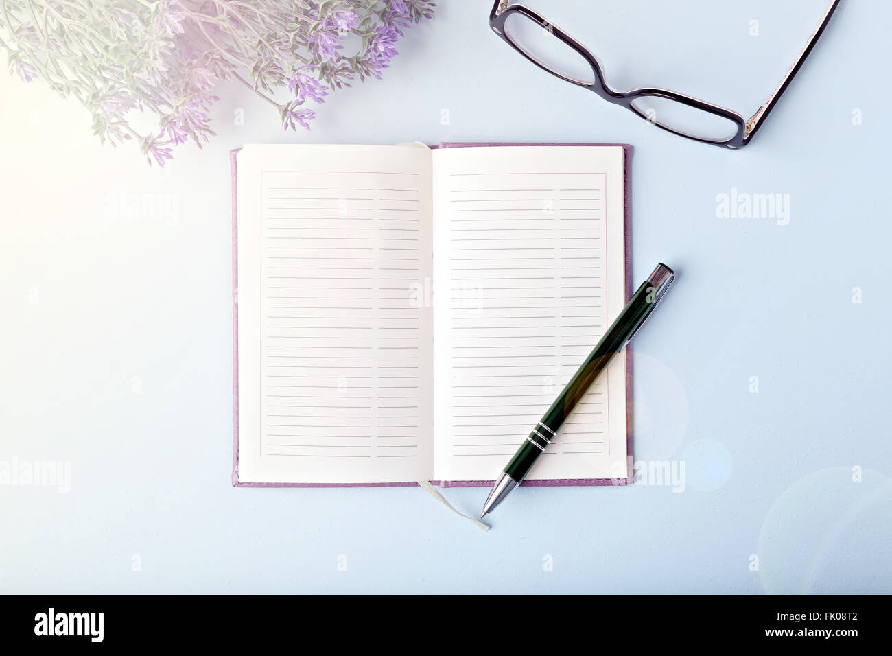 geöffneten Notizbuch mit Stift auf blauer Tisch, flach zu legen Stockfoto