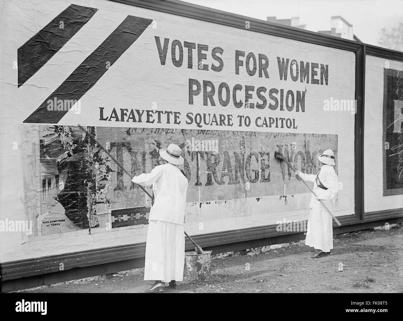 Zwei Frauen Aufstellen von Poster für das Frauenwahlrecht Parade, Washington DC, USA, ca. 1914 Stockfoto