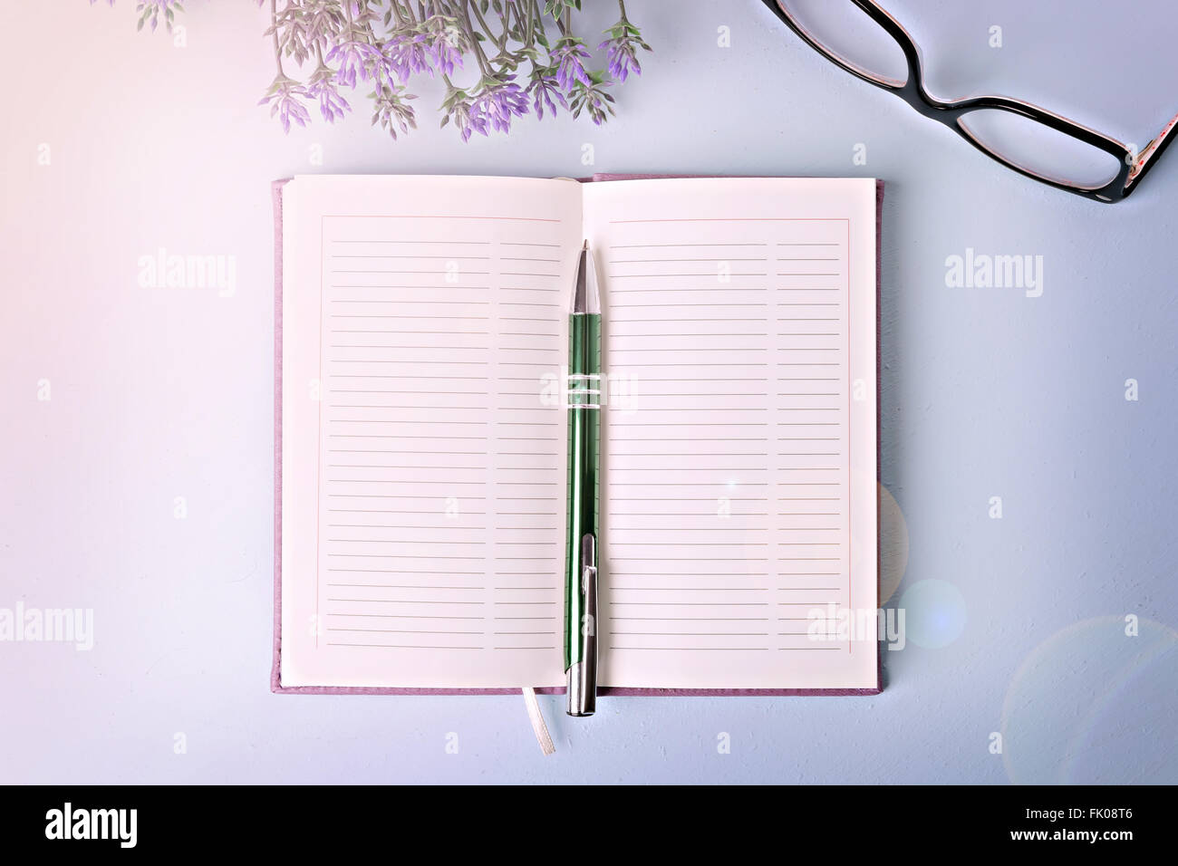 geöffneten Notizbuch mit Stift auf blauer Tisch, flach zu legen Stockfoto