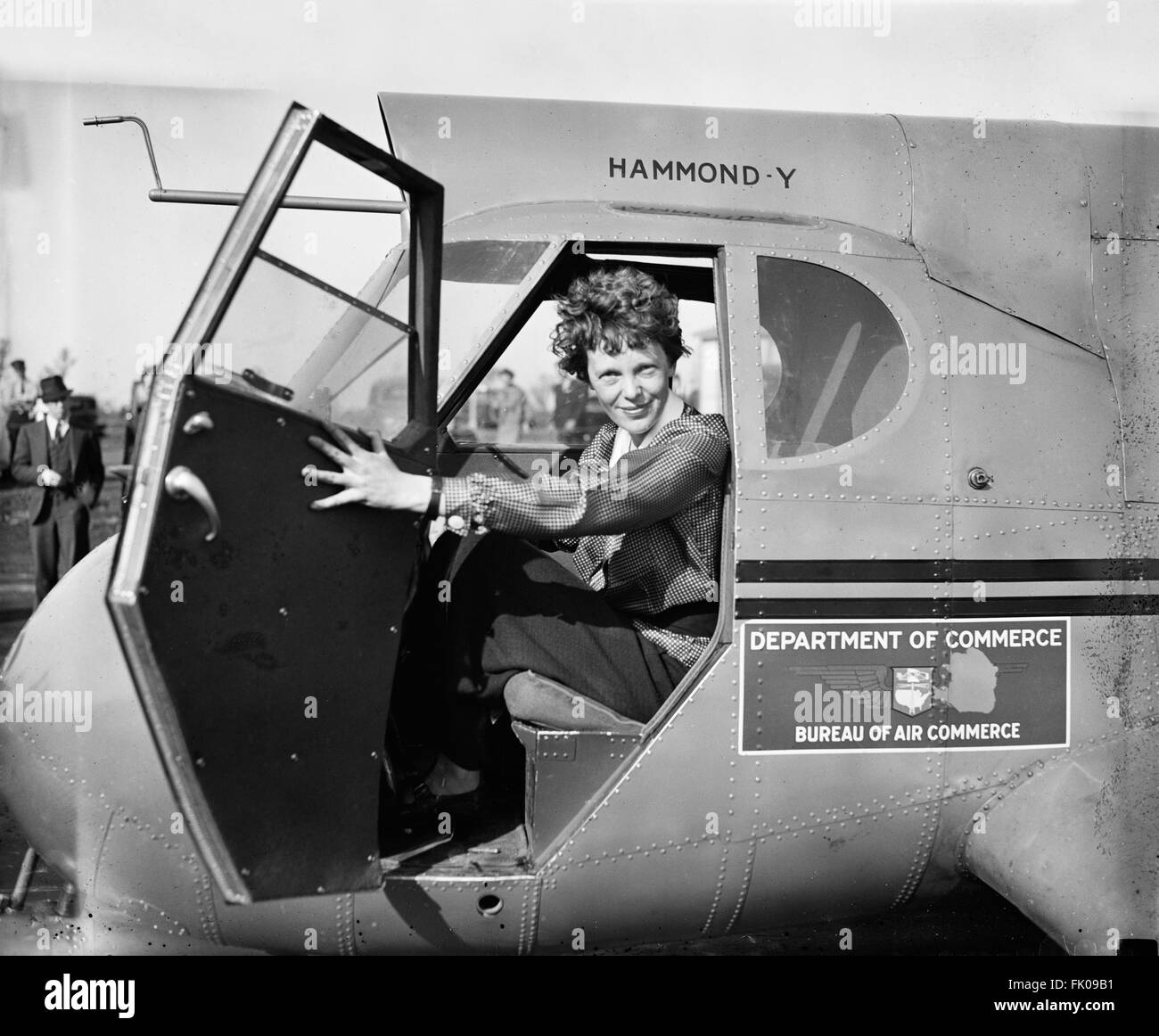 Amelia Earhart, Porträt sitzen im Flugzeug, USA, ca. 1936.jpg Stockfoto