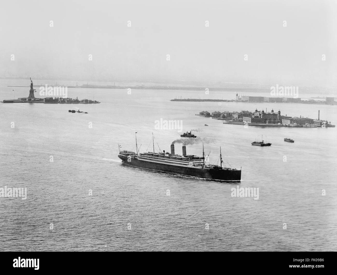 Freiheitsstatue, Ellis Island und Schiff im Hafen von New York City, USA, um 1910 Stockfoto