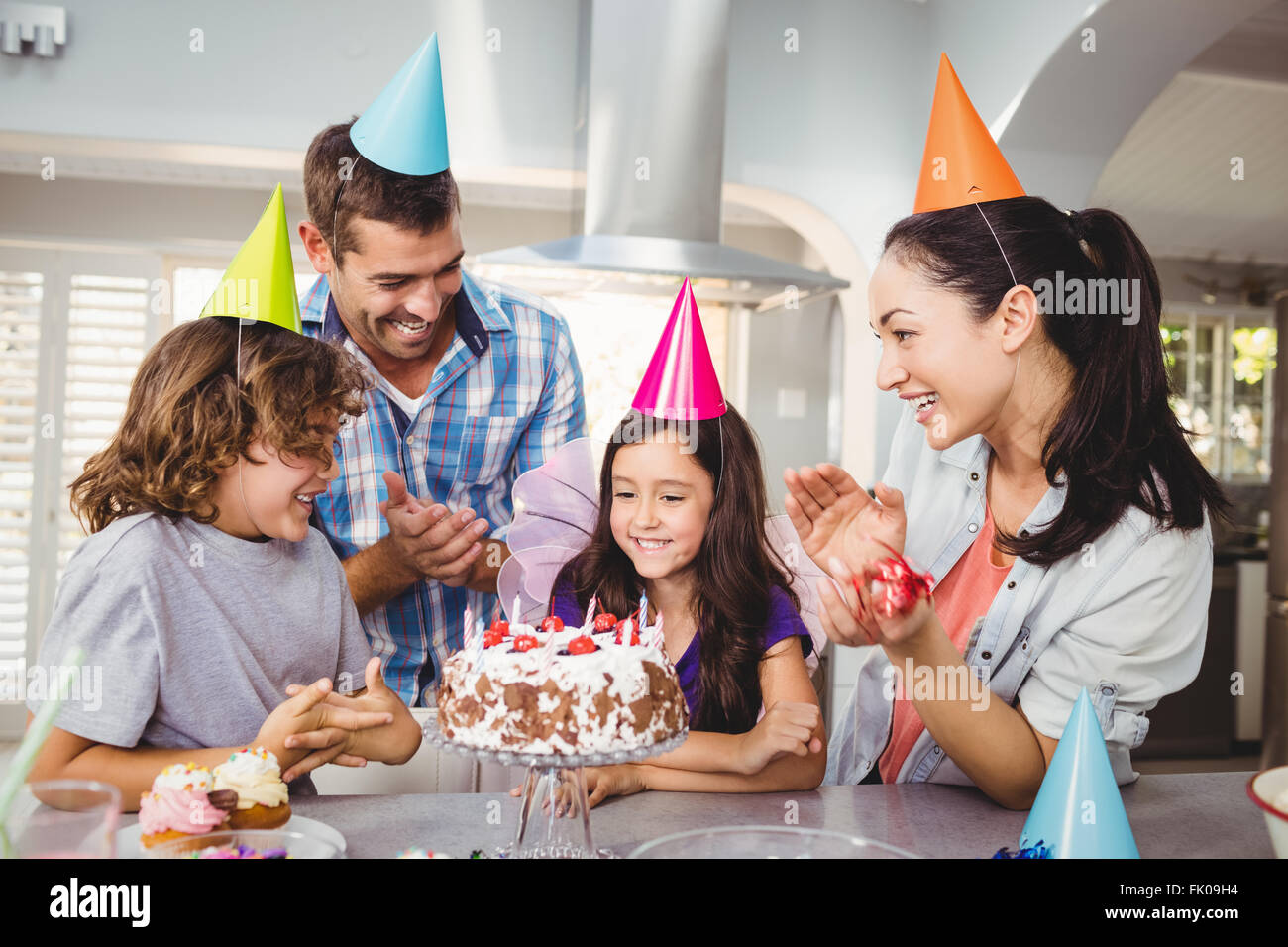 Glückliche Familie klatschte während der Geburtstagsfeier Stockfoto