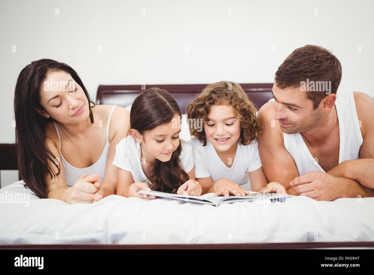 Kinder Buch mit den Eltern zu Hause Stockfoto