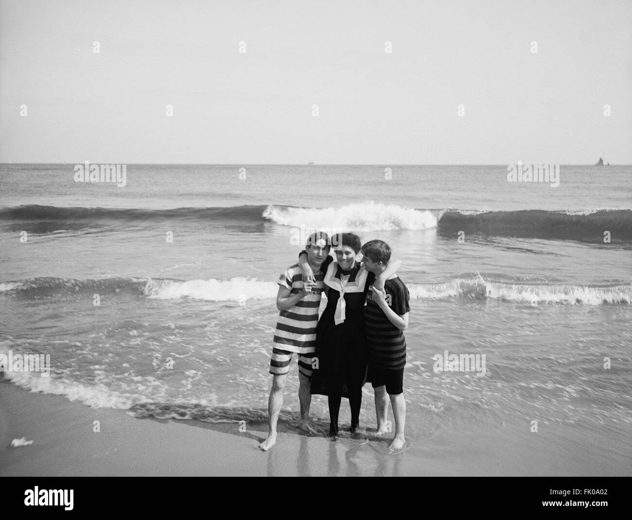 Drei Freunde am Strand von Coney Island, New York, USA, ca. 1905 Stockfoto