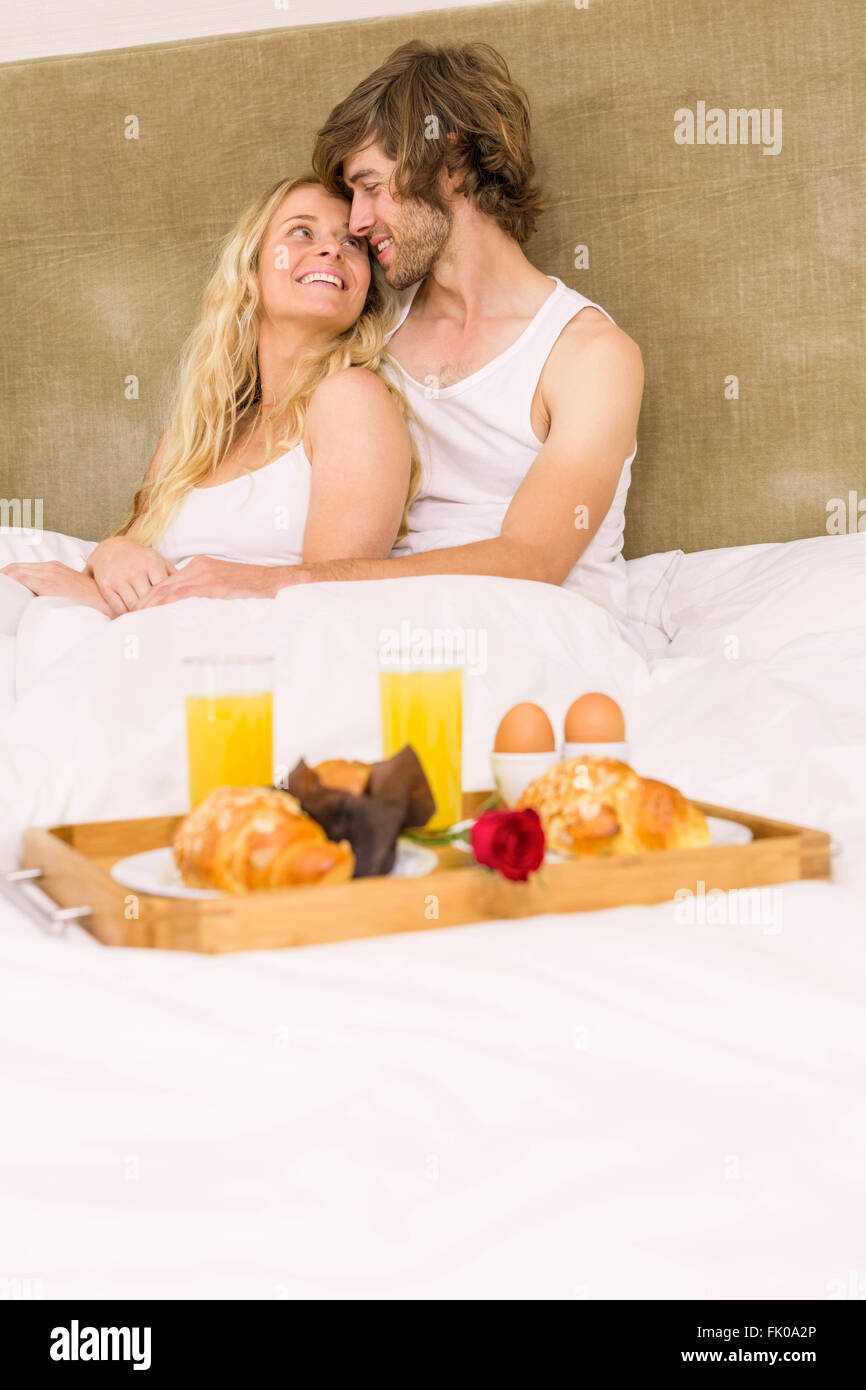 Nettes Paar mit Frühstück im Bett Stockfoto