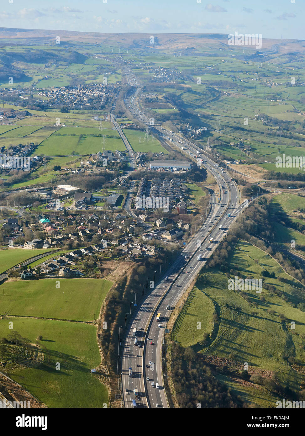 Die Autobahn M62, Blick nach Westen von Brighouse in Richtung zur Oberseite der Pennines, West Yorkshire, Nordengland Stockfoto