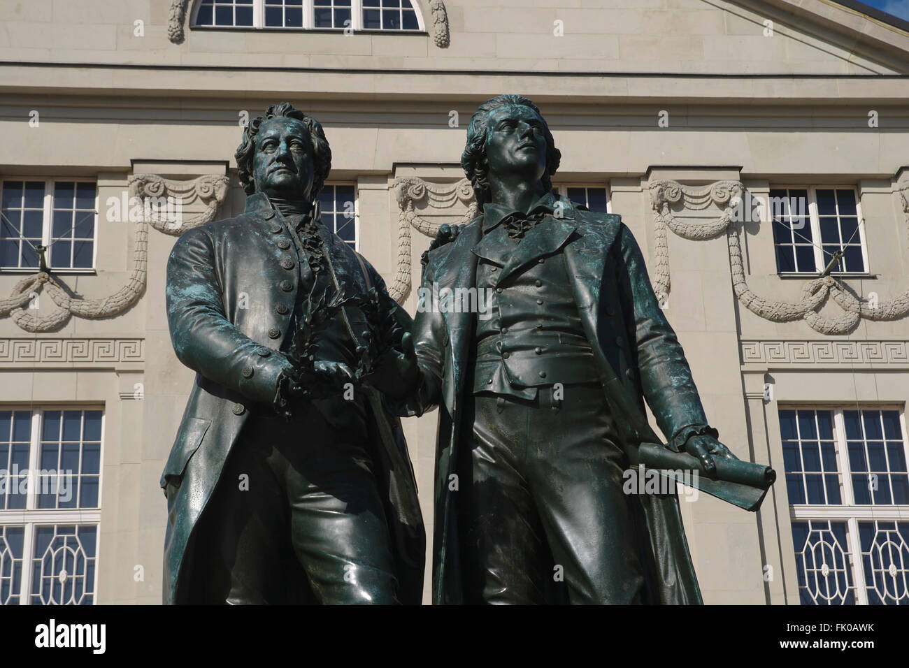 Statue von Goethe und Schiller vor dem Deutschen Nationaltheater, Deutschland, Weimar Stockfoto
