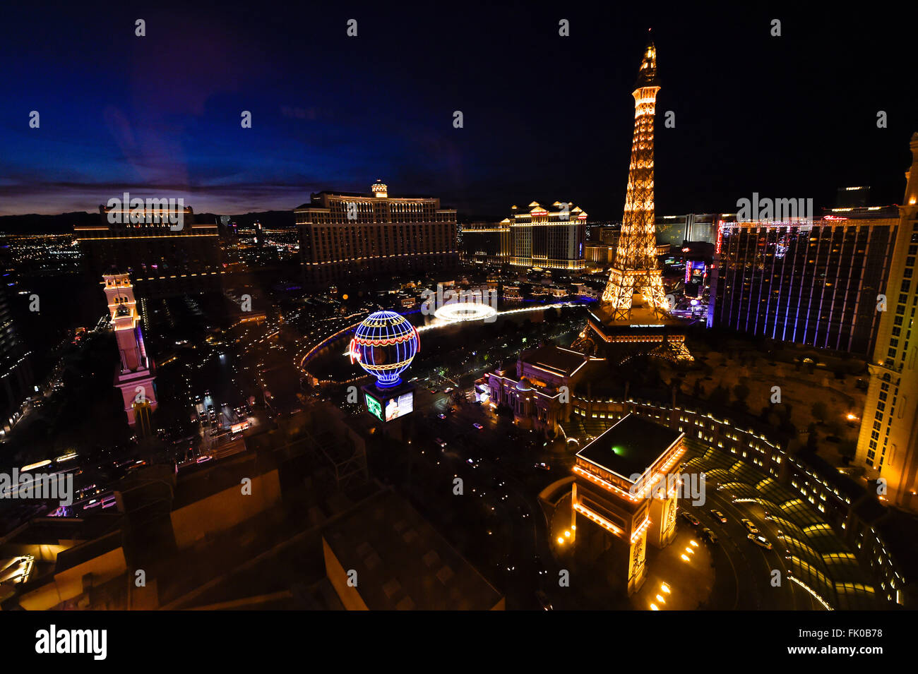 Blick auf Paris Las Vegas und Bellagio Hotel & Casino bei Nacht Stockfoto