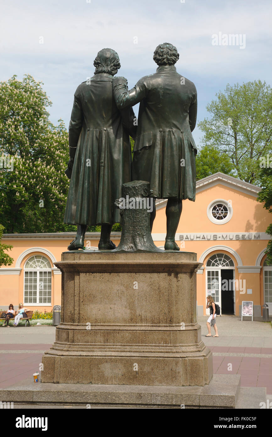 Die Rückseiten der Goethe und Schiller, Statue, in Weimar vor Bauhaus Museum, Deutschland Stockfoto